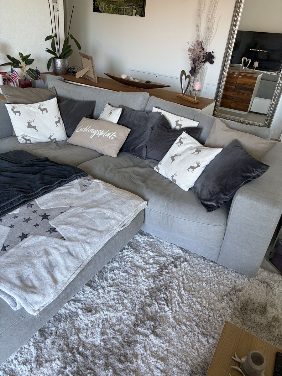 Livique Sofas: Sofa grau mit Hocker – D'occasion à Gempenach par Walalala