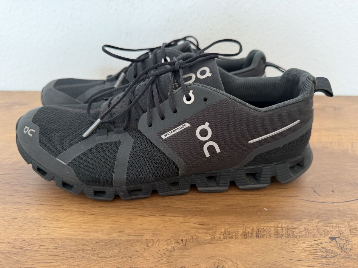On Scarpe da uomo: Chaussures On Running Cloud Waterproof noir taille 41 – Usato da Brügg BE venduto da Goob