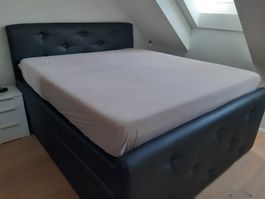 Doppelbett Lederoptik schwarz mit Polsterkopfteil gratis
