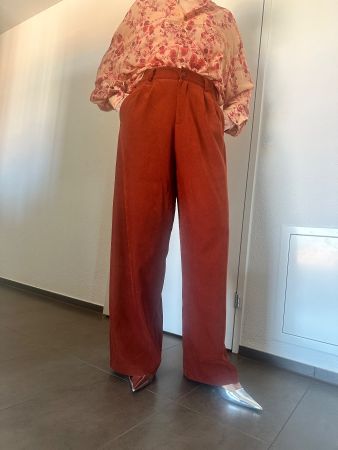 Set aus stilvoller Hose und Rock
