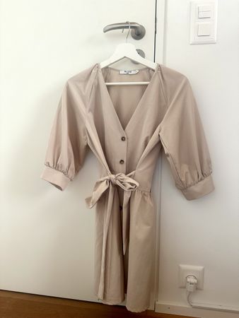 Beiges Na-kd Kleid mit schleife