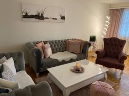2 Sofas + Sessel im Chesterfield-Stil