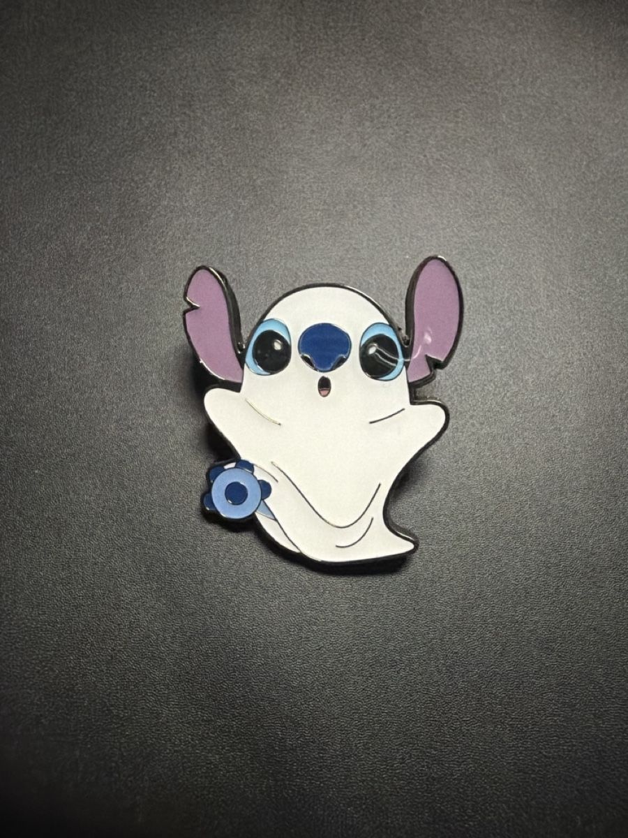 Placchette & Badge: Loungefly Disney Stitch Ghost Pin – Usato da wynigen venduto da Birnenmus