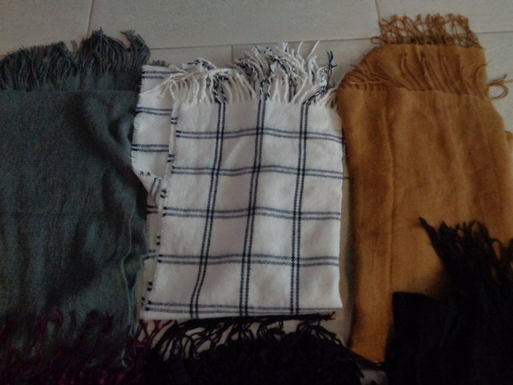 Foulard & Sciarpe: 6 x SCHAL – Usato da Rotkreuz venduto da Samballi 1