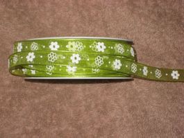 Band grün mit weissen Blüemli 1cm breit Reststück!