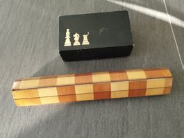 Schönes Holzschachbrett mit Schachfiguren zum Aufrollen