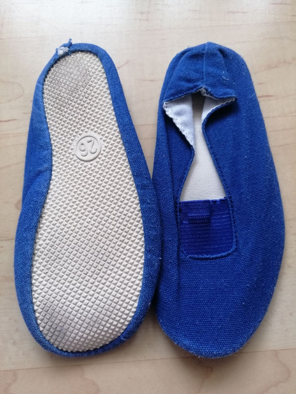 Scarpe per ragazzi: Turnschläppchen gr. 26 – Usato da Schötz venduto da pemali