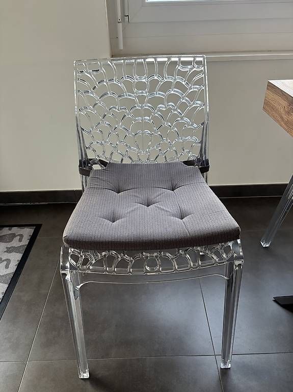 Chaises: Chaises transparentes x6 – D'occasion à Châtelaine par gar_fxl2 1