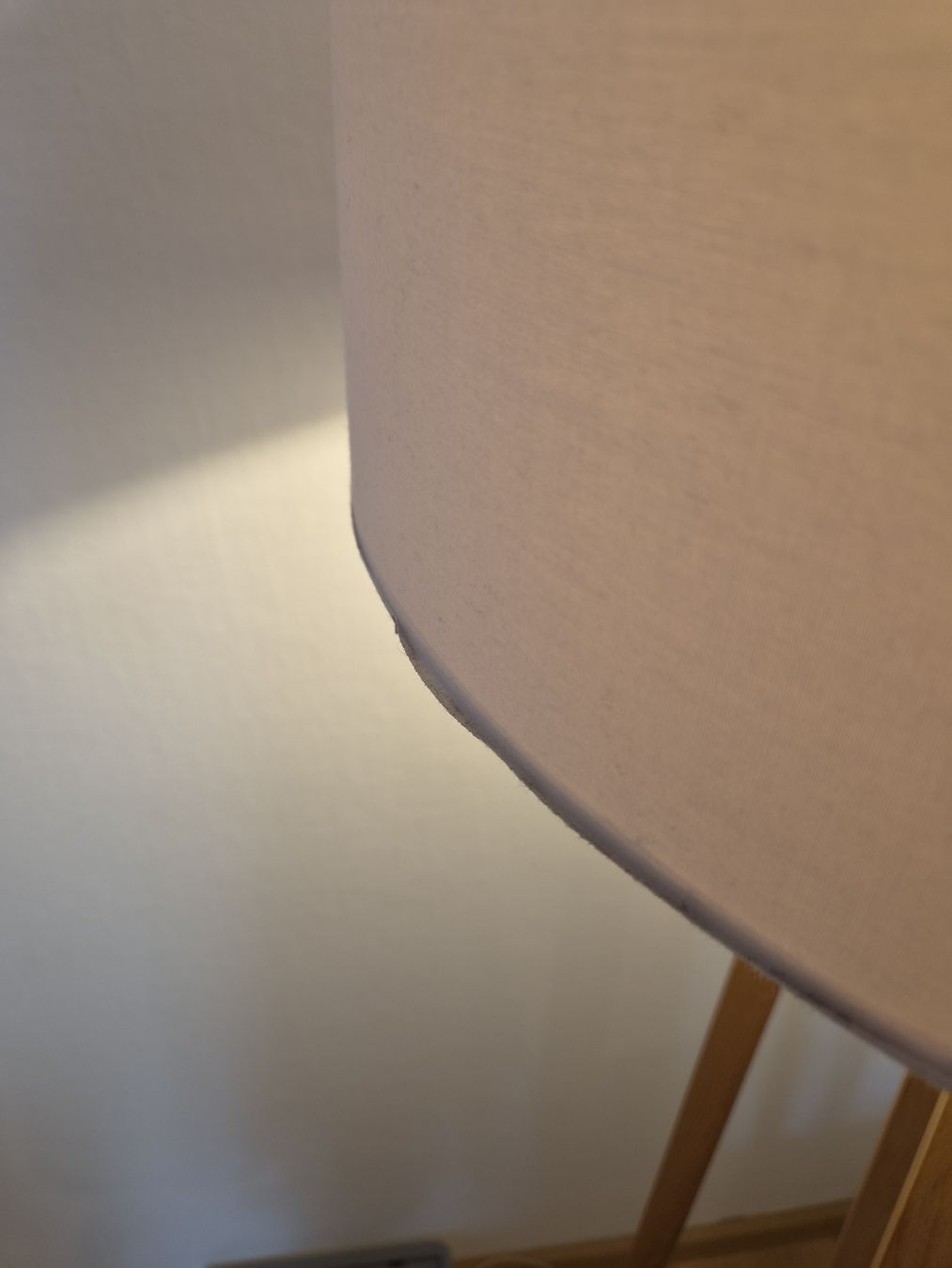 Lampade: Stehlampe mit Holzständer im Vierbein-Design – Usato da Basel venduto da Dodotefto 2