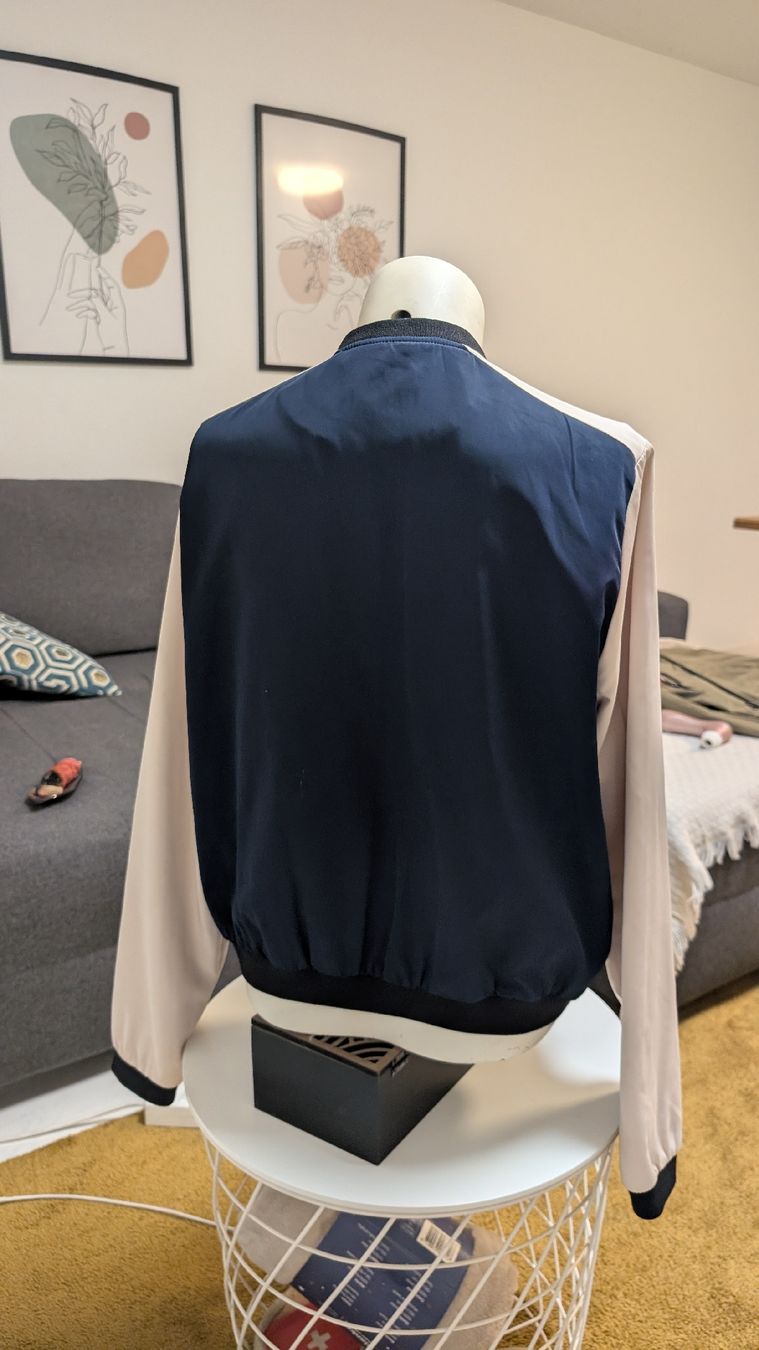 Jacken: Bomber Jacket - Perfect for fall – Neu (gemäss Beschreibung) aus Roveredo GR von Re.Found_ByJess 1
