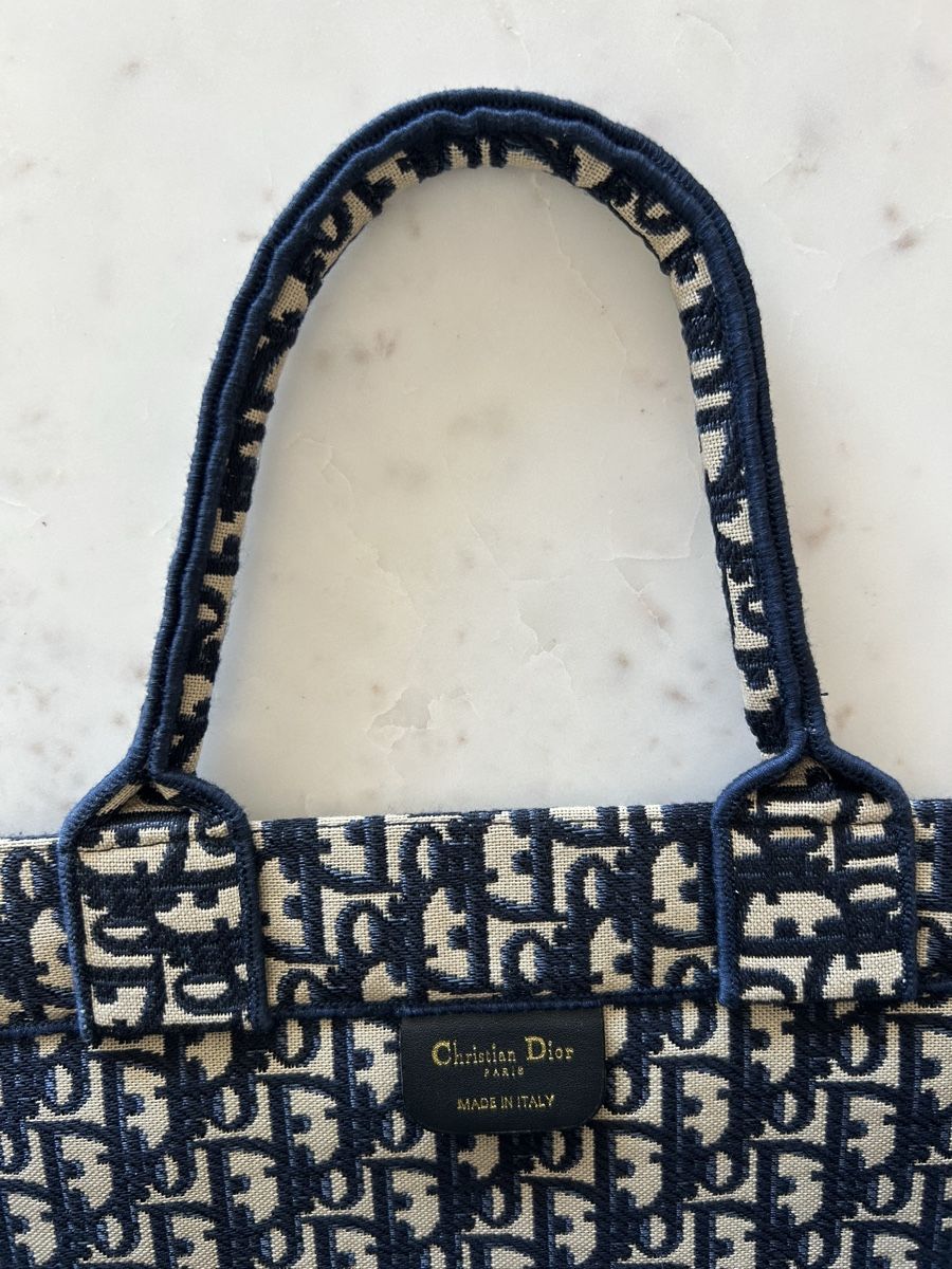 Sacs femmes: Dior Large Book Tote Bag – D'occasion à Kilchberg ZH par malibubeach 6