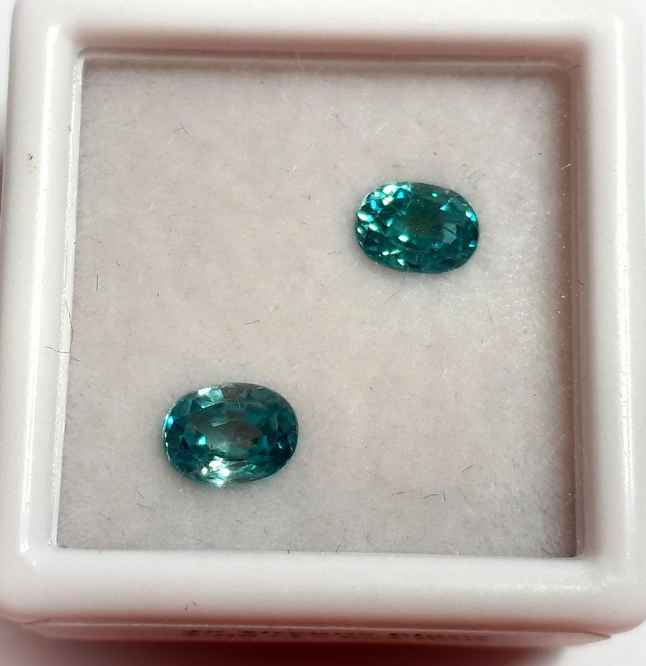 Pietre preziose: 2x Zircons bleus 6x5 mm - Valeur 120.- Fr. – Nuovo (secondo la descrizione) da Grimisuat venduto da Valgem