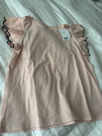H&M T-Shirt rosa mit Rüschen Grösse 134/140 gebraucht