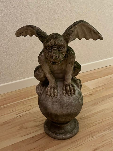 Skulpturen & Statuen: Fargoyle auf Kugel, Wächter – Gebraucht aus Kefikon ZH von Herrdergezeiten