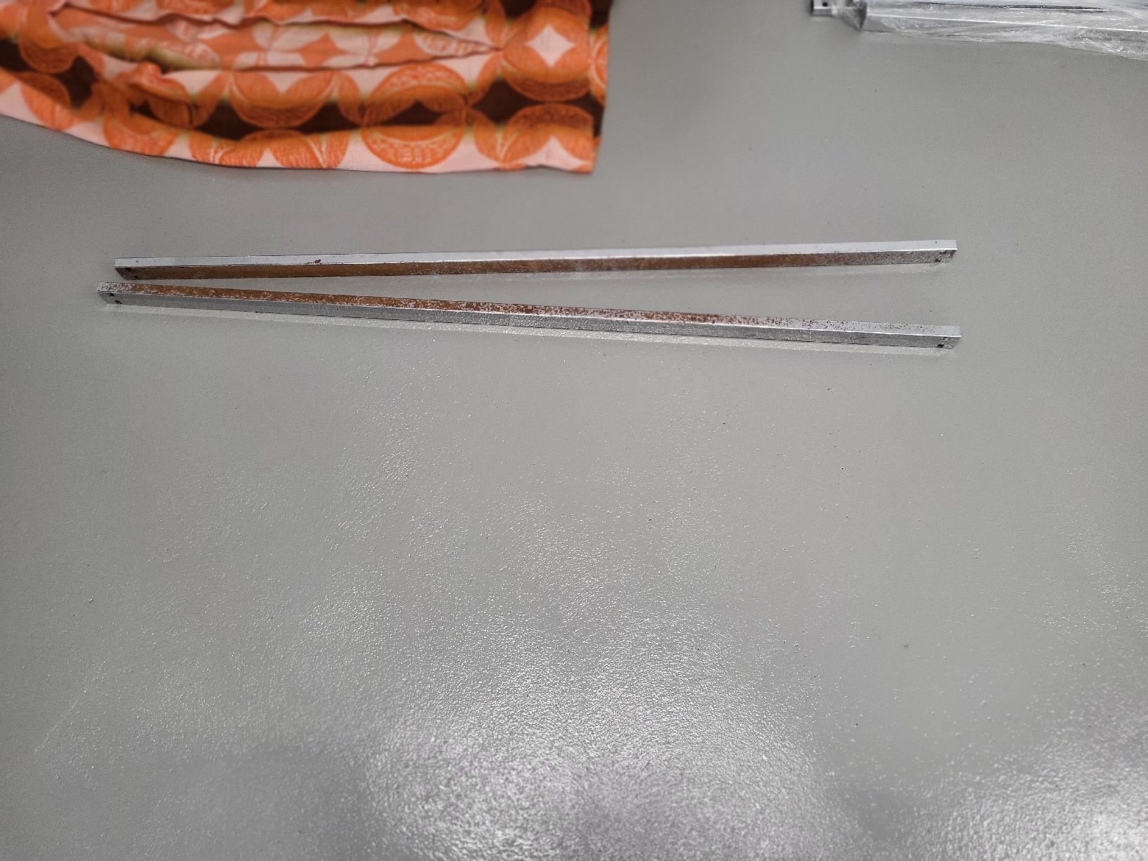 Tables: Tischplatte Holzimitat mit Metallfuss – D'occasion à Wolhusen par din_nzd5 4