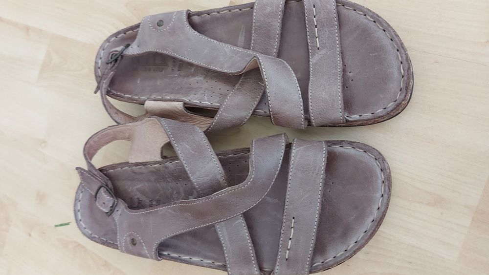 sandale walk in the city