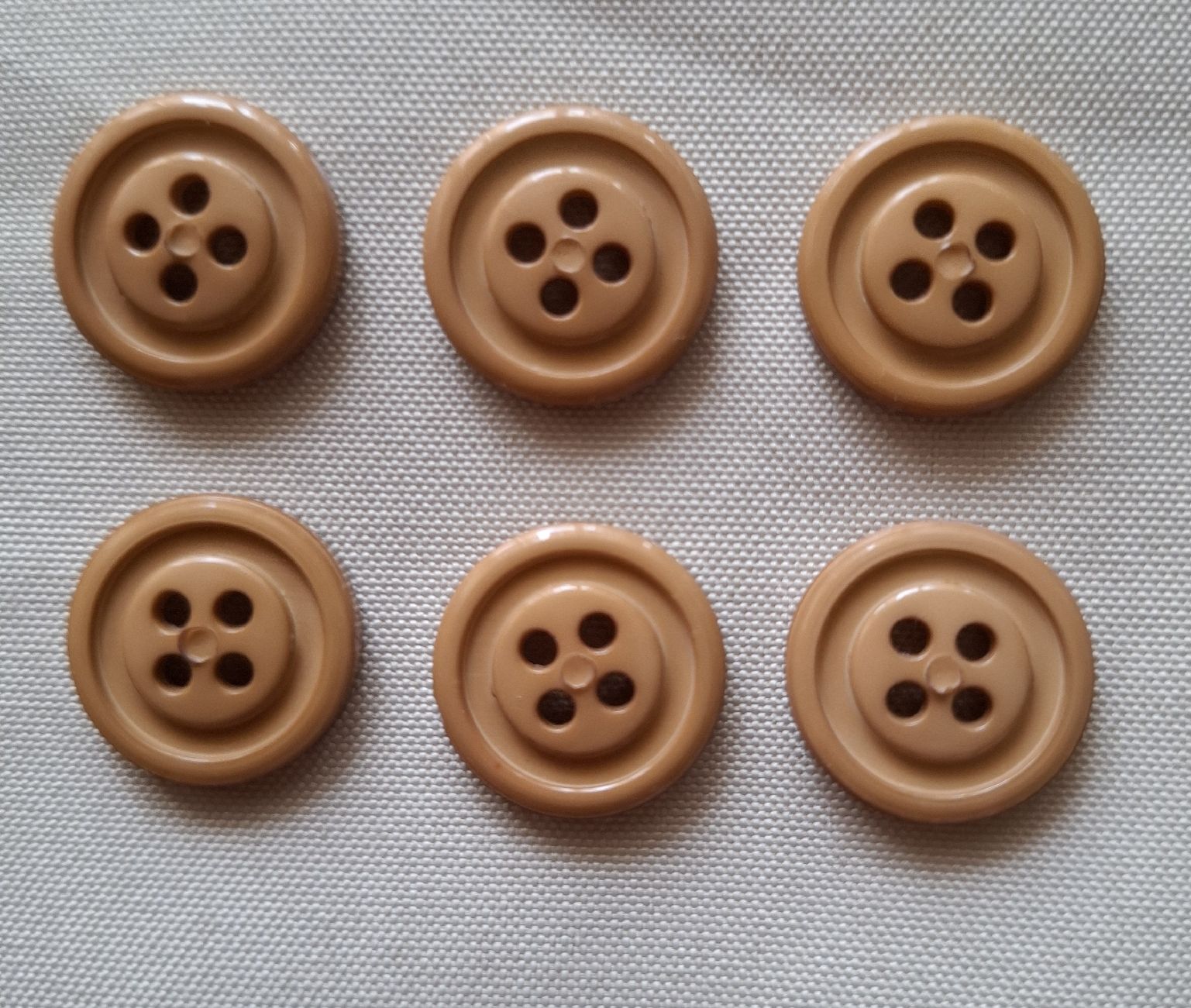 Bottoni: 6 Knöpfe, beige, 18 mm. – Usato da Dietikon venduto da Hirschkopf 4