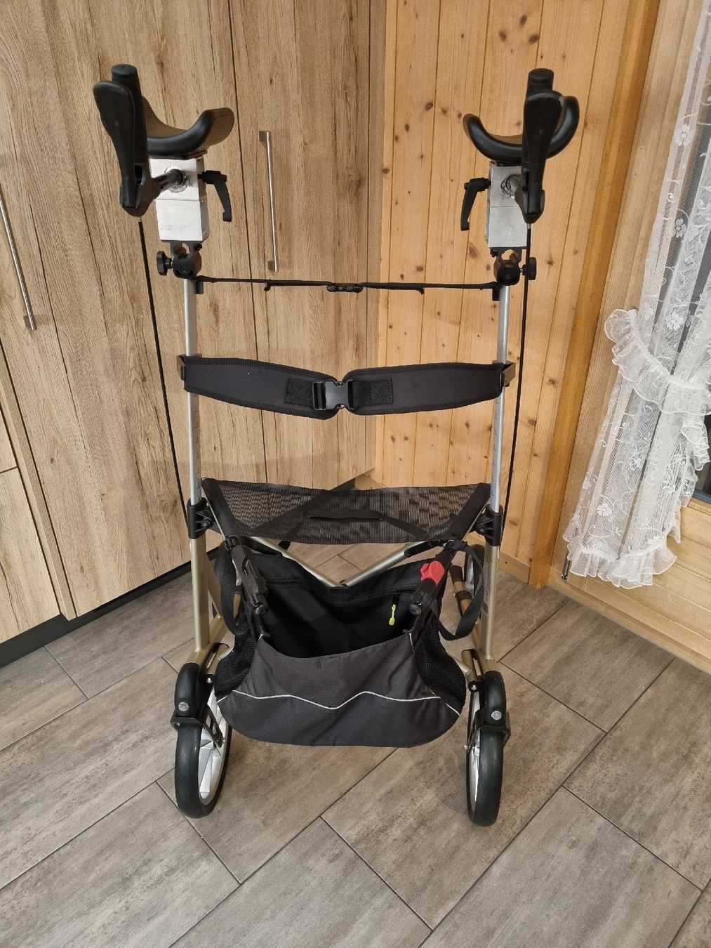 Ausili per la deambulazione: Birkenrot Hochrollator / Unterarmauflage Rollator – Usato da Reichenbach i. K. venduto da Fanki83
