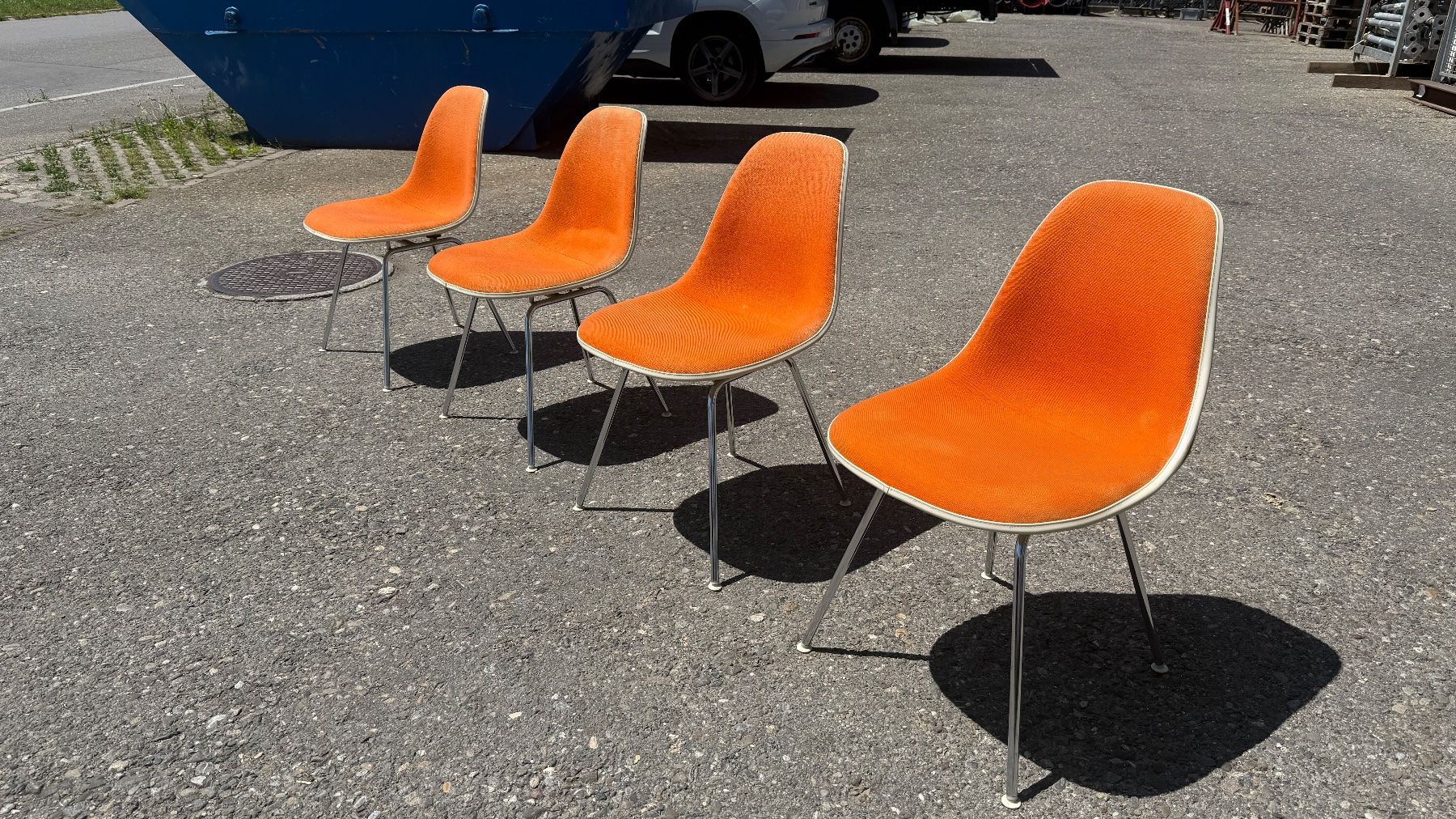 Eames Sedie: Eames Fiberglas Sidechairs Orange, gepolstert – Usato da Volketswil venduto da Kornhouse