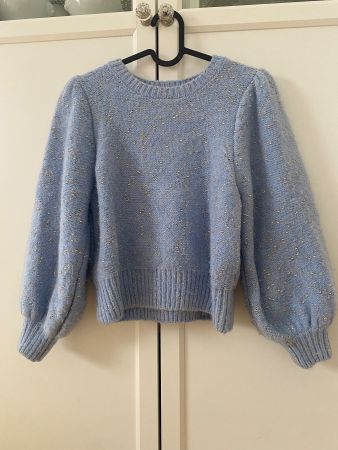Hellblauer Pullover mit goldigen Details (Zara)