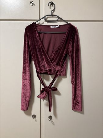 NA-KD Velvet Wrap Top in Weinrot