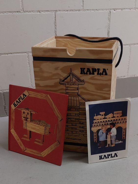 KAPLA - Scatola da 280 pezzi, 280 piastrine in legno di pino e 1 libro d'arte verde, giocattolo di legno, da 2 anni