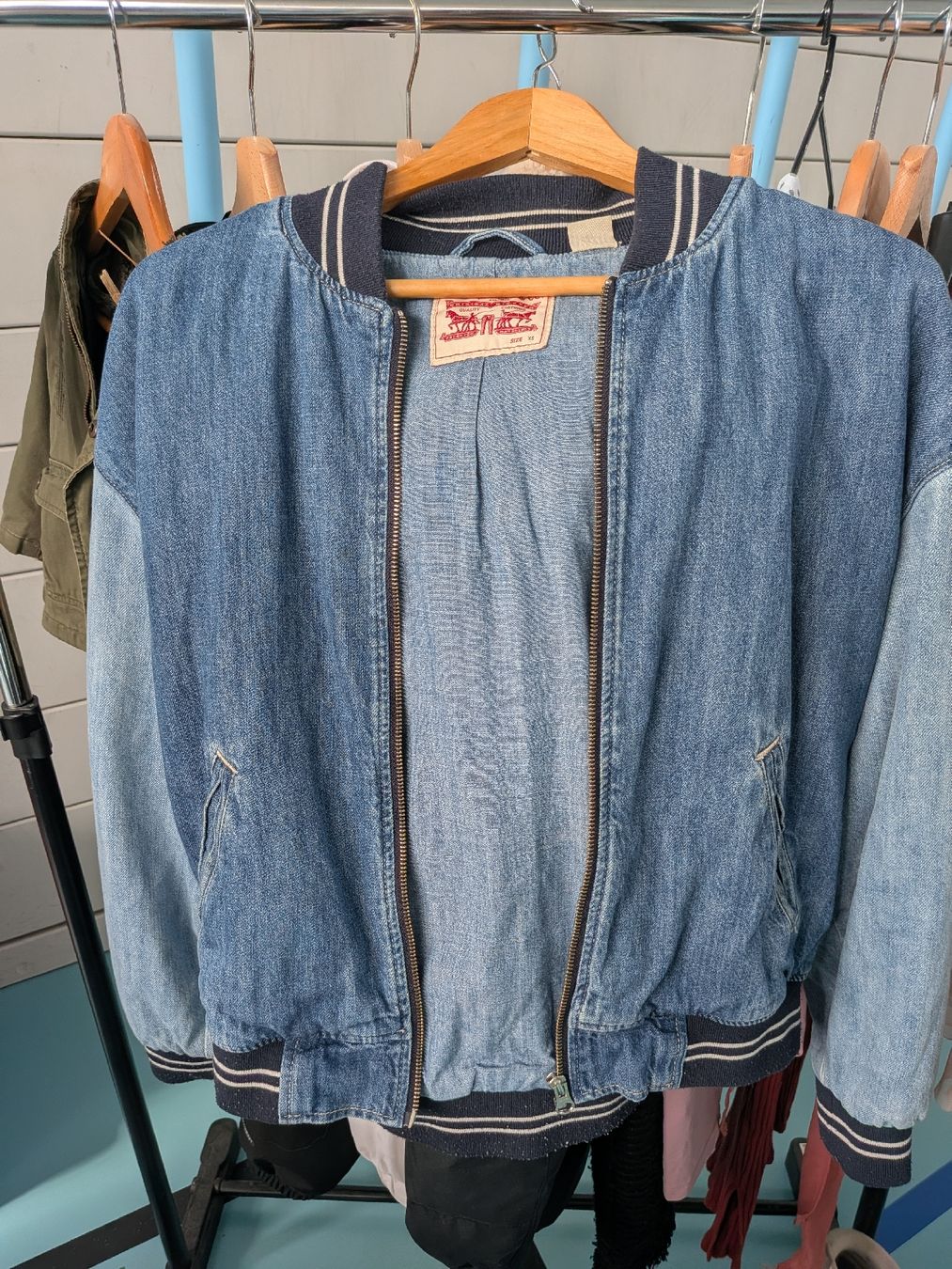 Levi's Giacche: bombers Levi's – Usato da Courtételle venduto da Tamcha