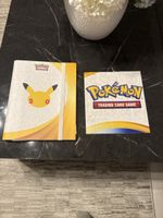 Pokemon Sammelkartenalbum 30 Jahre Jubilaeum Set mit Poster