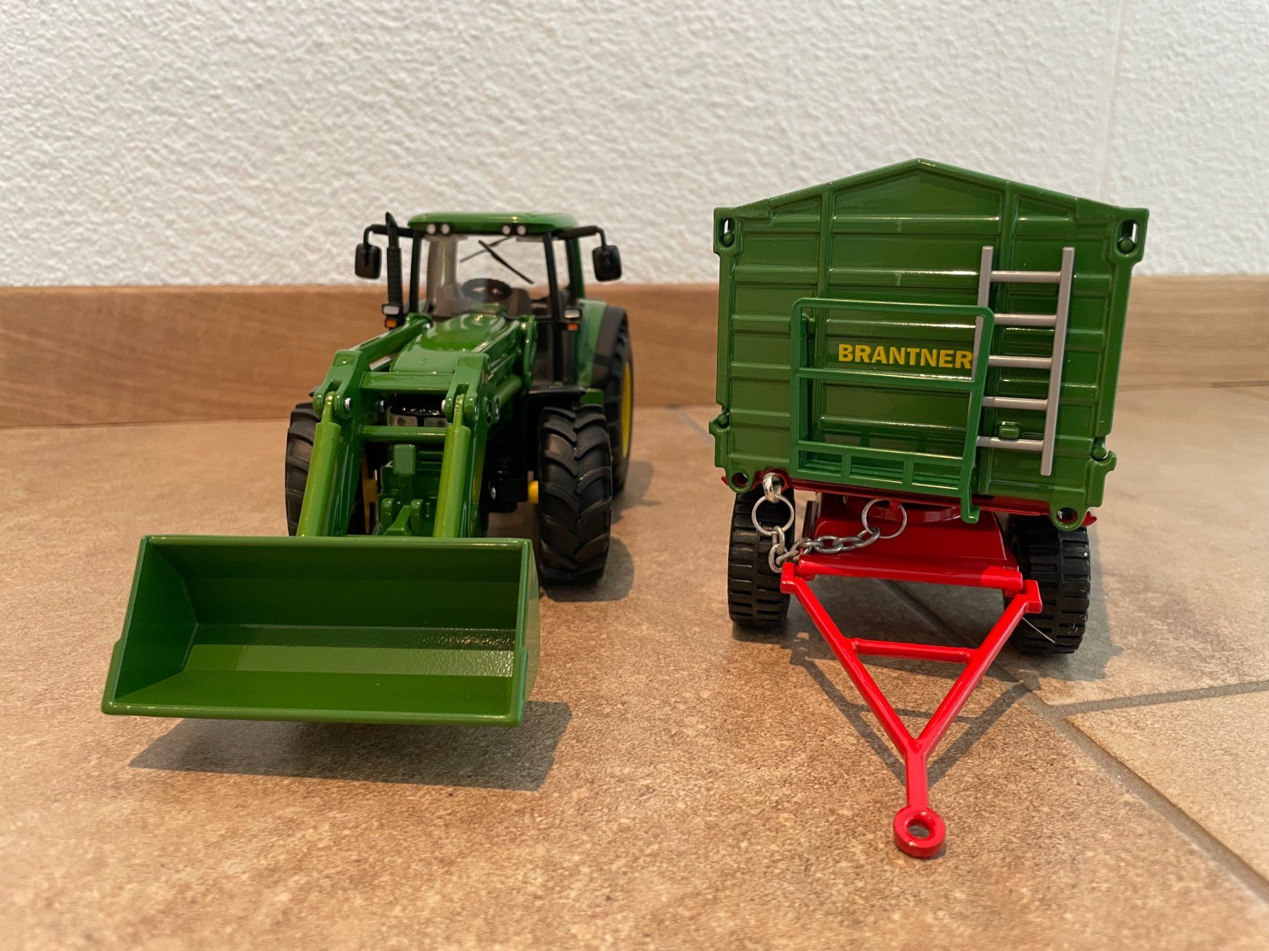 John Deere Trattori: SIKU John Deere mit Brantner DD 24060 – Nuovo e nell'imballaggio originale da Kreuzlingen venduto da Stefan1150 1