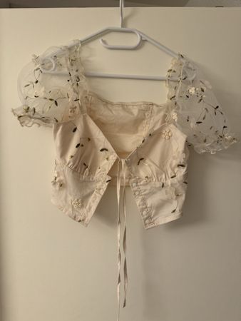 Top romantique à fleurs, manches bouffantes