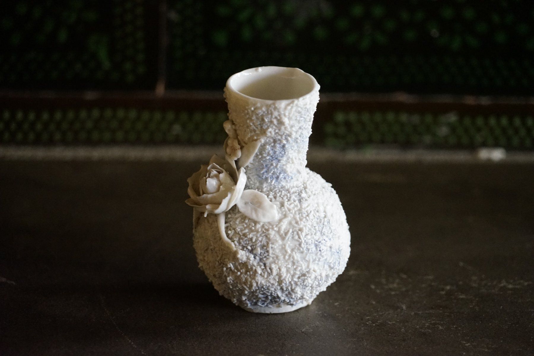 Vasi & Recipienti: Vase klein mit modellierter Rose – Usato da Hinwil venduto da Antikfischer 3