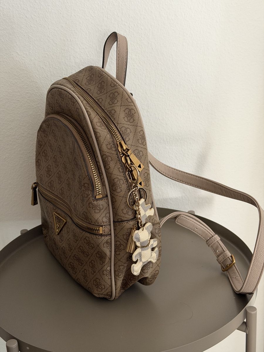 Guess Rucksäcke: GUESS Utility G Bear Charm Backpack – Gebraucht aus Luzern von lang30