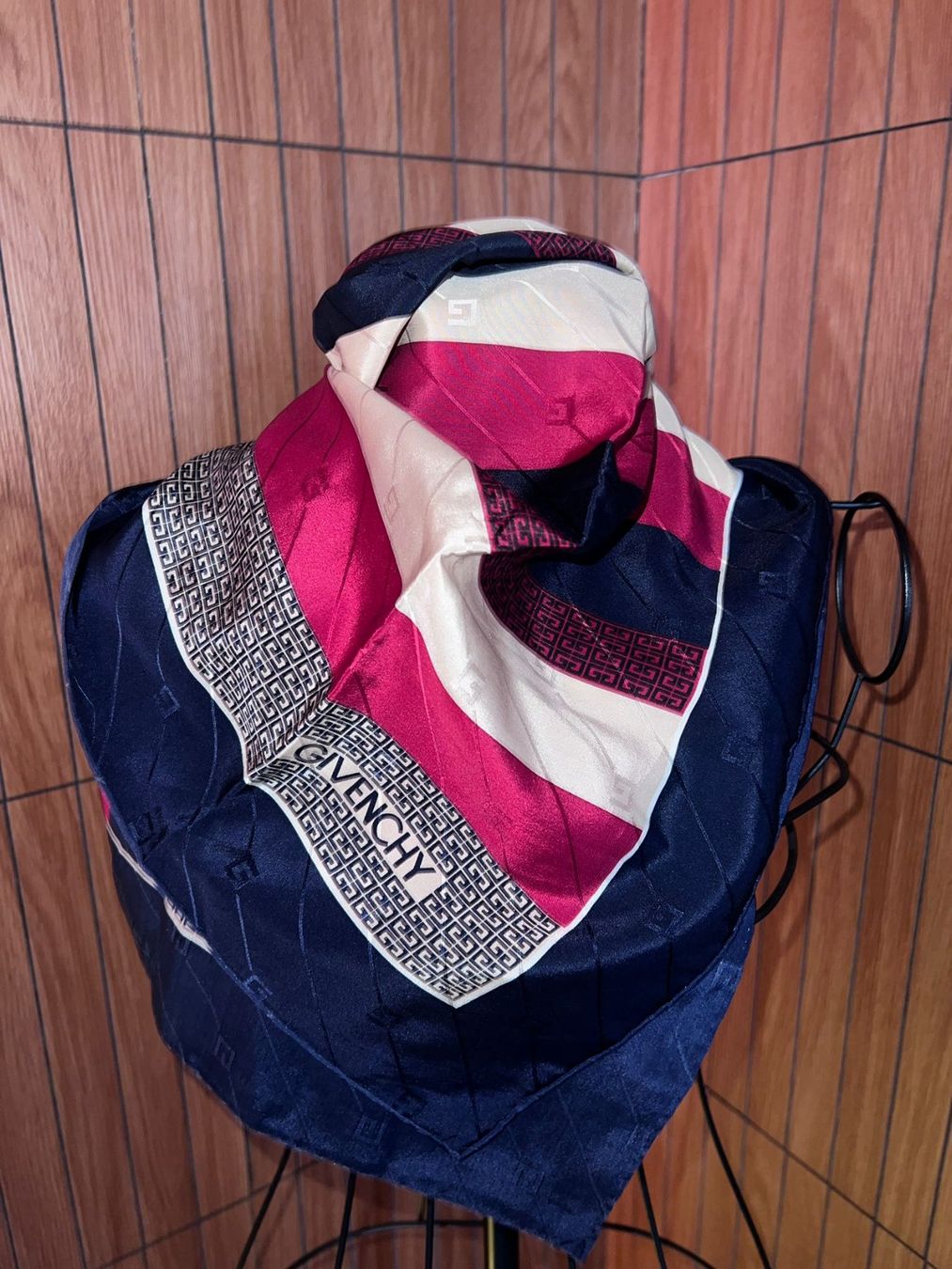 Givenchy Foulard & Sciarpe: GIVENCHY Tuch Satin Optik 75x75 Monogram – Usato da Winterthur venduto da Dejv