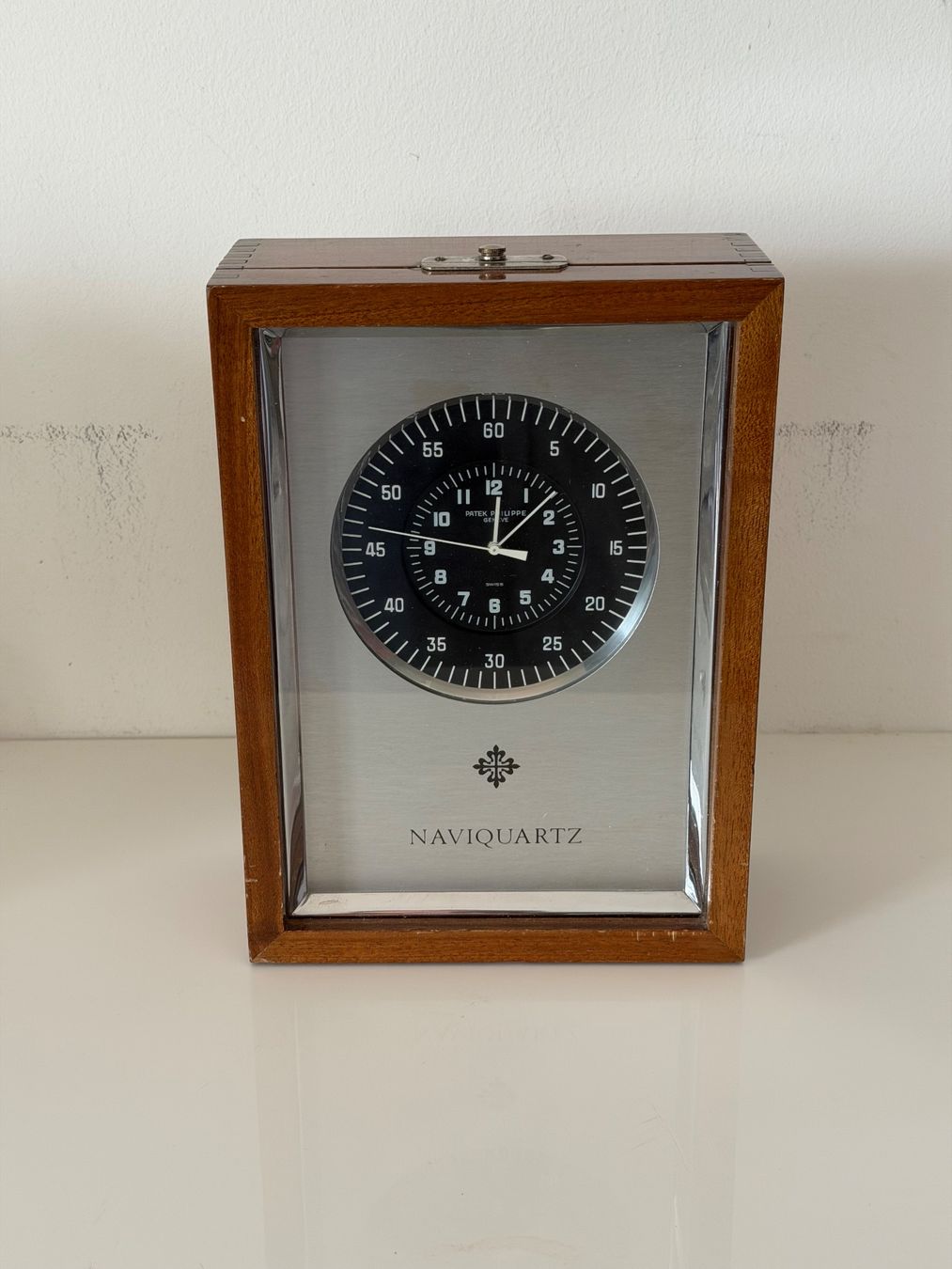 Patek Philippe Orologi da terra & Orologi da parete: Patek Philippe Naviquartz II Table Clock Black Dial – Usato da versoix venduto da Aess