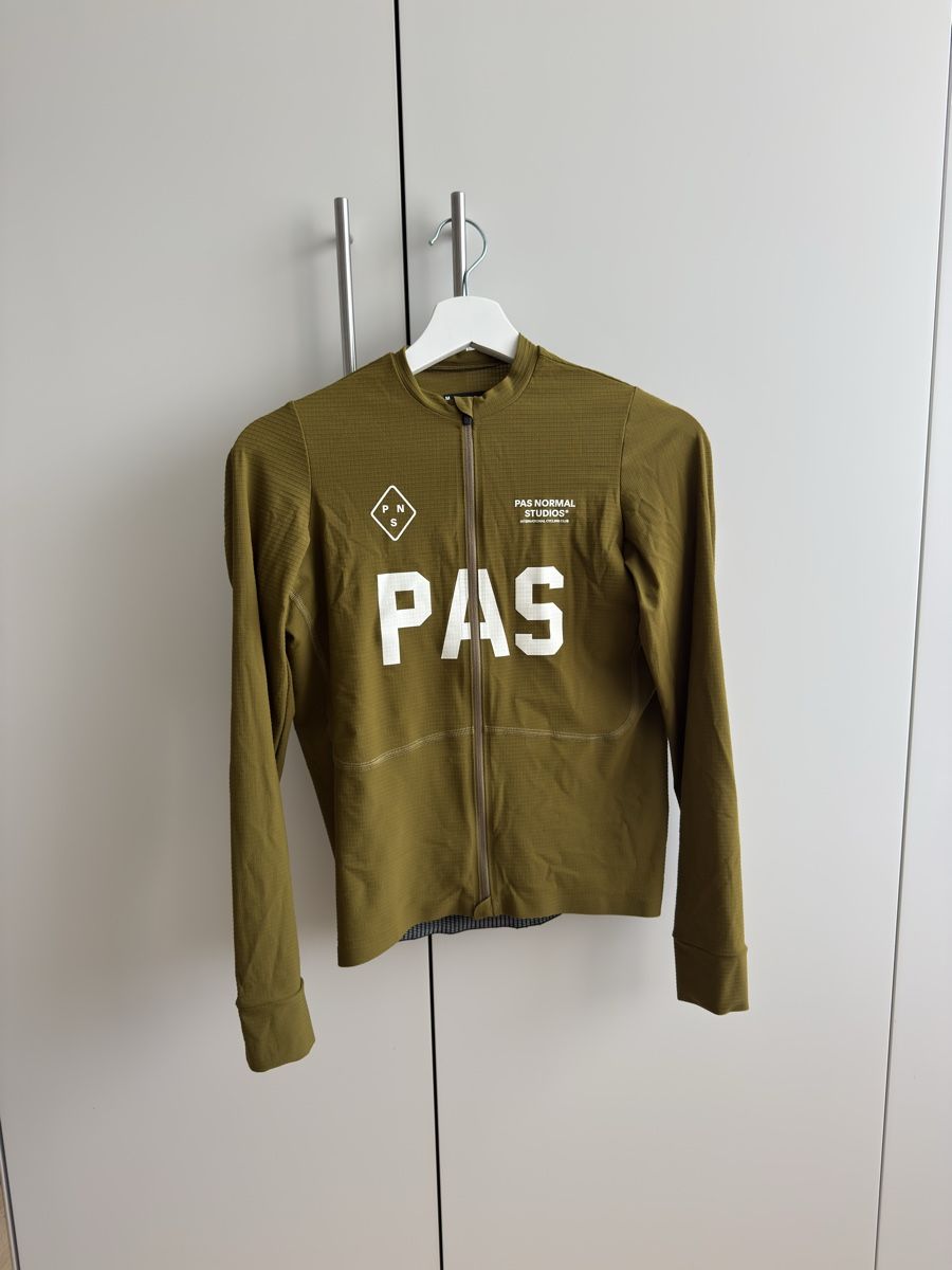 Pas Normal Studios Leibchen & Hosen: Langarm Trikot PAS NORMAL STUDIOS Mechanism Pro – Neu (gemäss Beschreibung) aus Hombrechtikon von Sven_Gerber