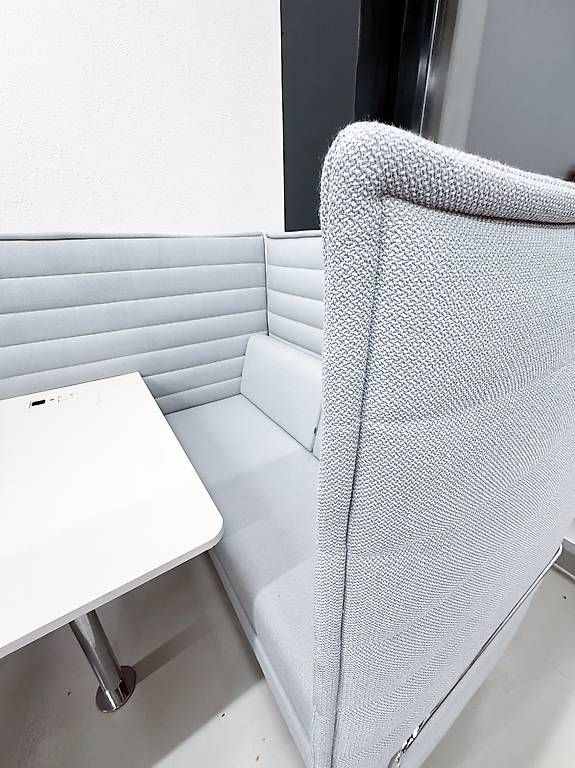 Set di tavolo e panche: VITRA Alcove Cabin – Usato da Basel venduto da used. 2