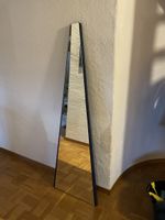 Spiegel auf Holzplatte