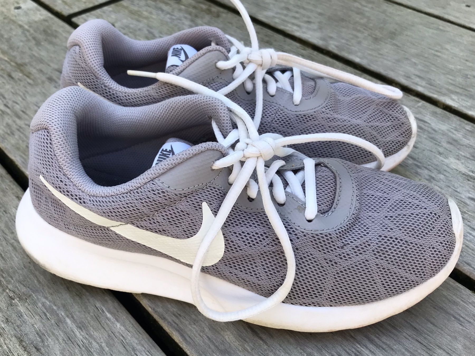 Nike Damenschuhe: Nike Tanjun Schuhe, Grau, Grösse 37,5 – Gebraucht aus uster von articles 2