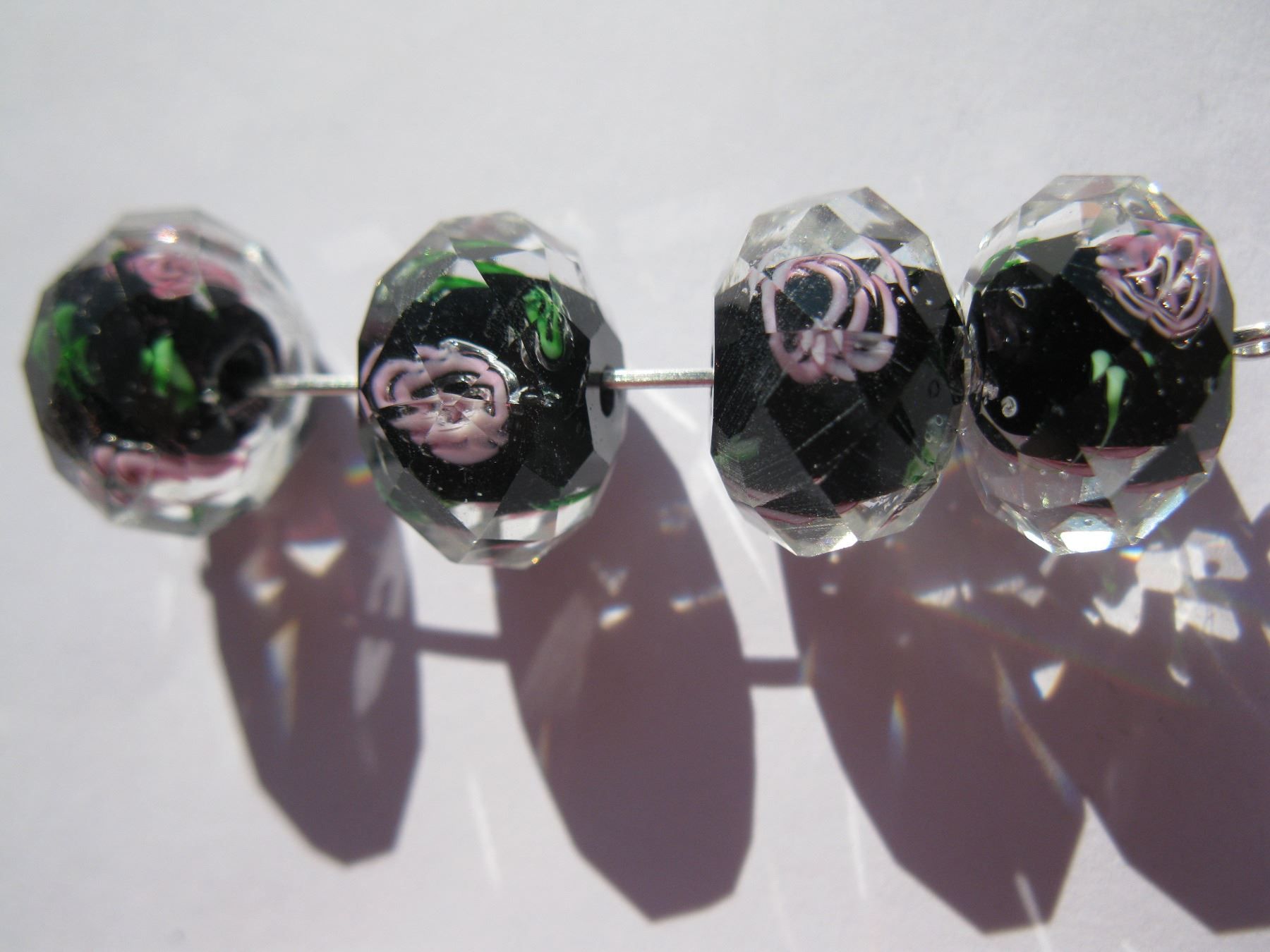 Perle (finte): 10 Glasperlen facettiert klar, schwarz, mit Blume 13mm – Nuovo e nell'imballaggio originale da St. Margarethen TG venduto da LuanaKa 1