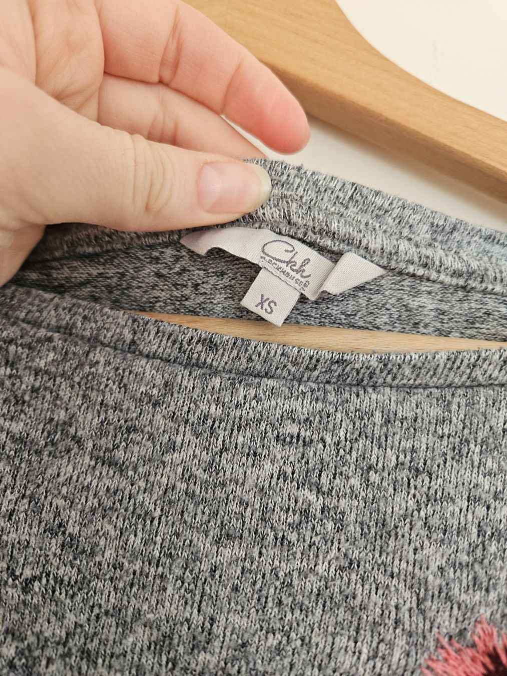 Pullover & Sweatshirts: Grauer Pullover mit wunderschönen Blumen Gr.XS – Gebraucht aus Schaffhausen von sabrina915 4