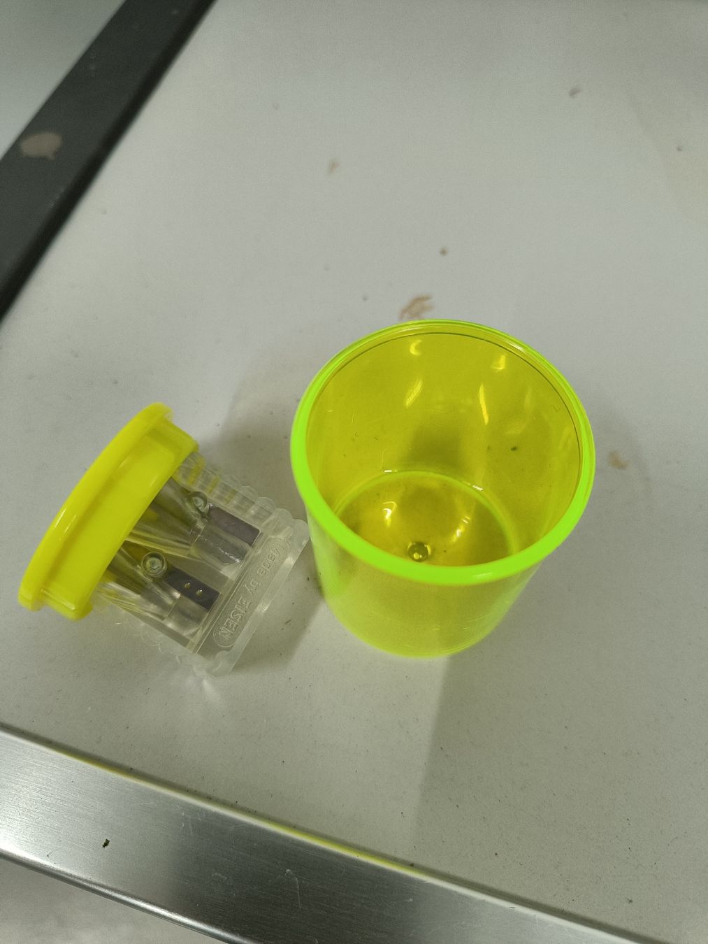 Spitzer: Taille-crayon double plastique jaune – Neu (gemäss Beschreibung) aus Le Grand-Saconnex von Cornichon.Geek 1