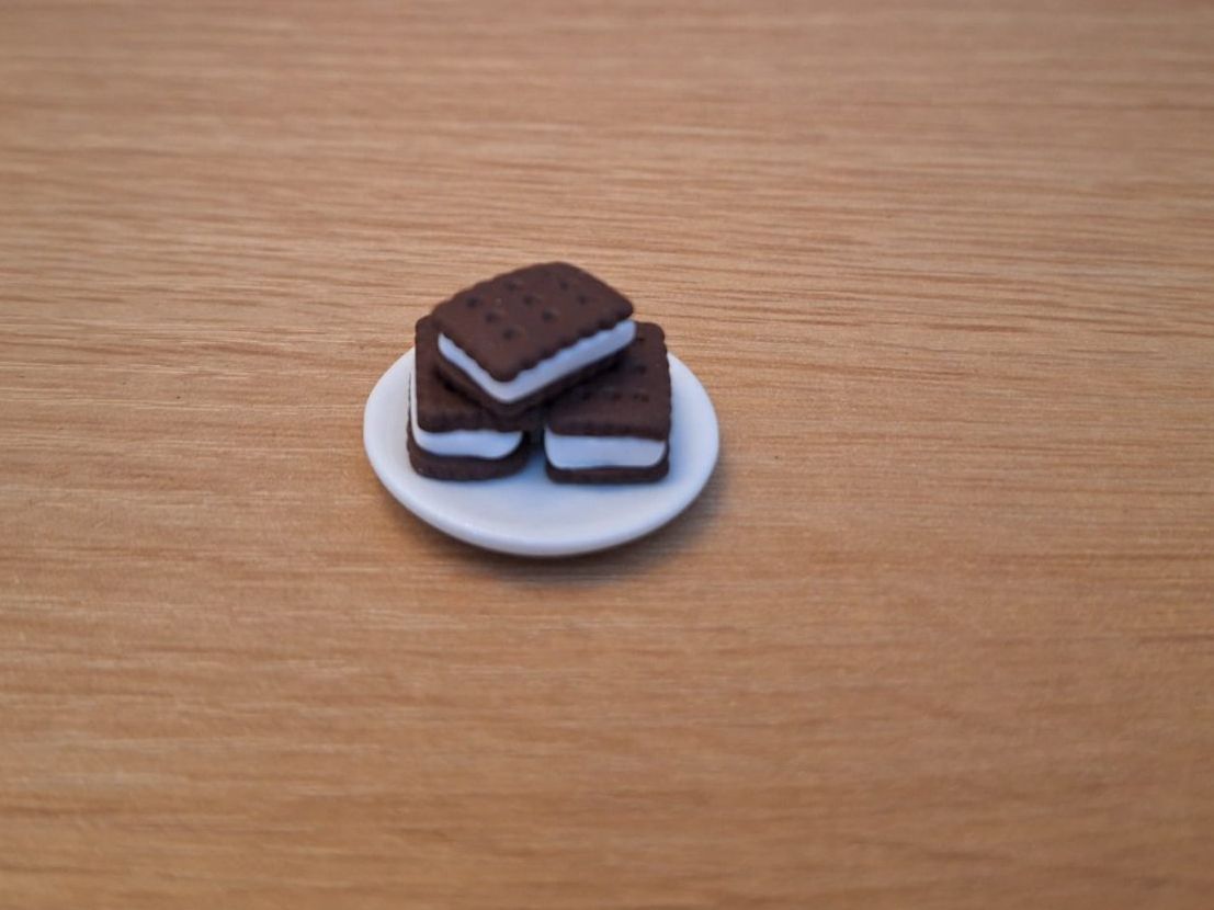 Case e mobili per bambole: Handmade Milchschnitten auf Keramik Teller – Nuovo (secondo la descrizione) da Zürich venduto da HandmadeTinyFood 2