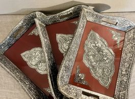 Set de 3 plateaux de service, métal argenté, verre, oriental
