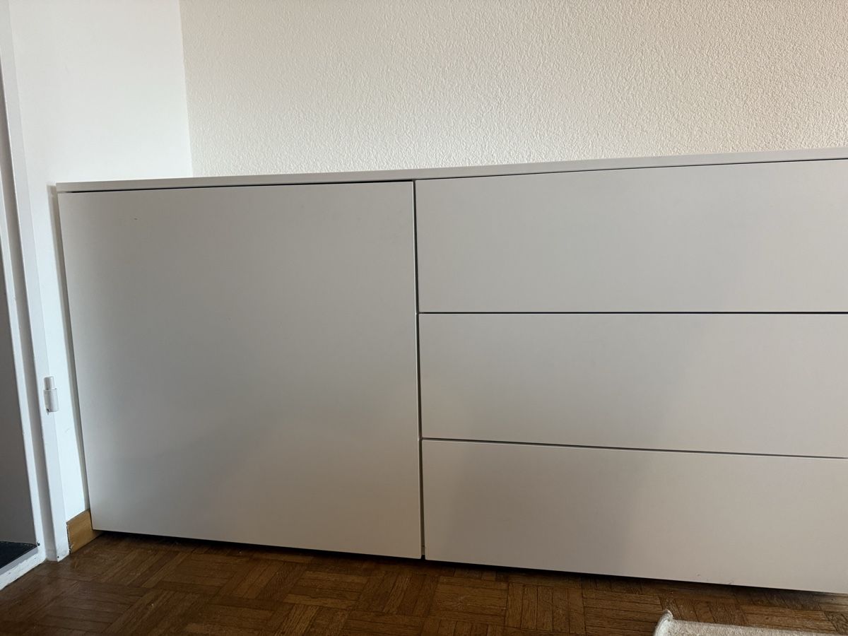 Cassettiere: Schöne weisse Kommode mit Schubladen und einer Tür. – Usato da Murten venduto da luc_ry59