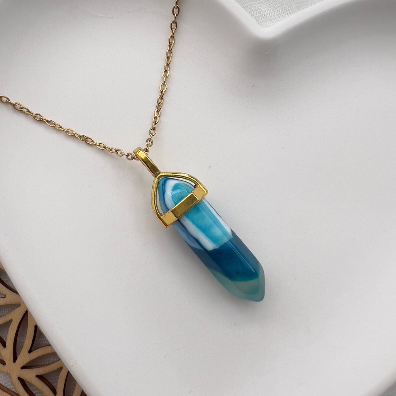 Ciondoli: Pendentif Menhir en agate bleue – Nuovo e nell'imballaggio originale da Pully venduto da sunaddict 1