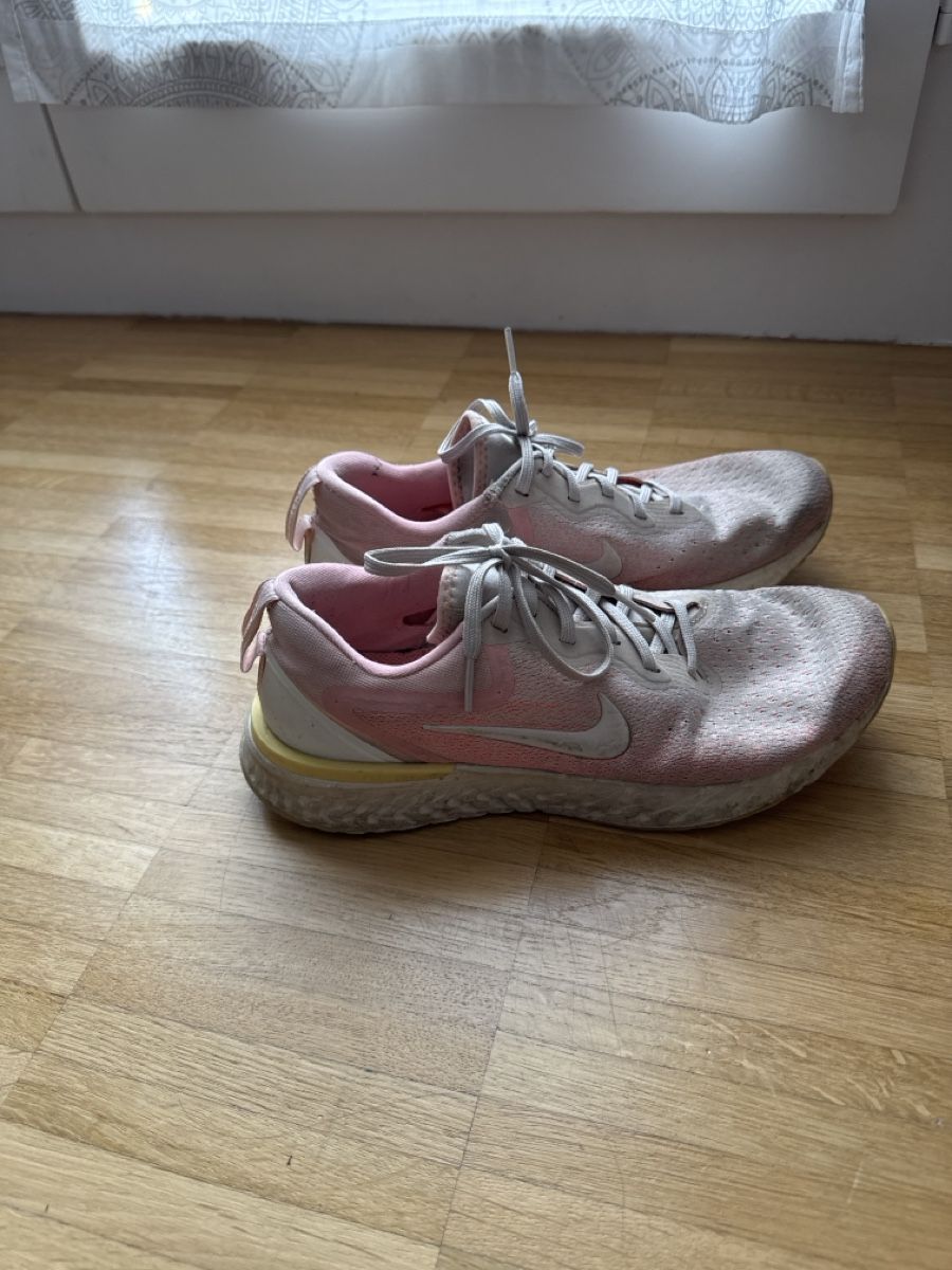 Nike Scarpe da donna: Nike Odyssey React Laufschuhe Gr. 40, Pink – Usato da Basel venduto da fiona_second-hand_BS