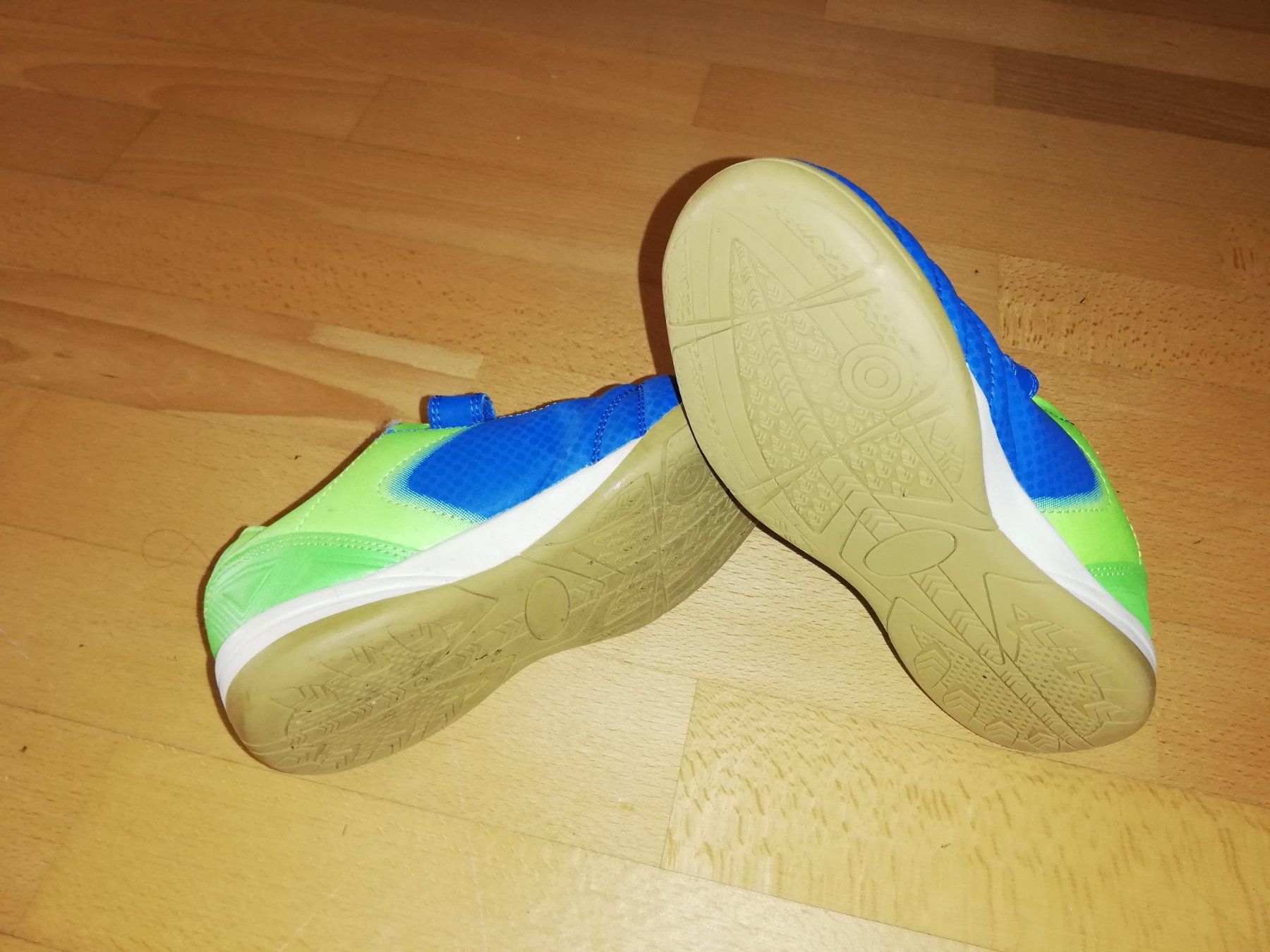 Chaussures garçon: Hallenschuhe in Gr. 32 – D'occasion à Oberrieden par smarties949 3