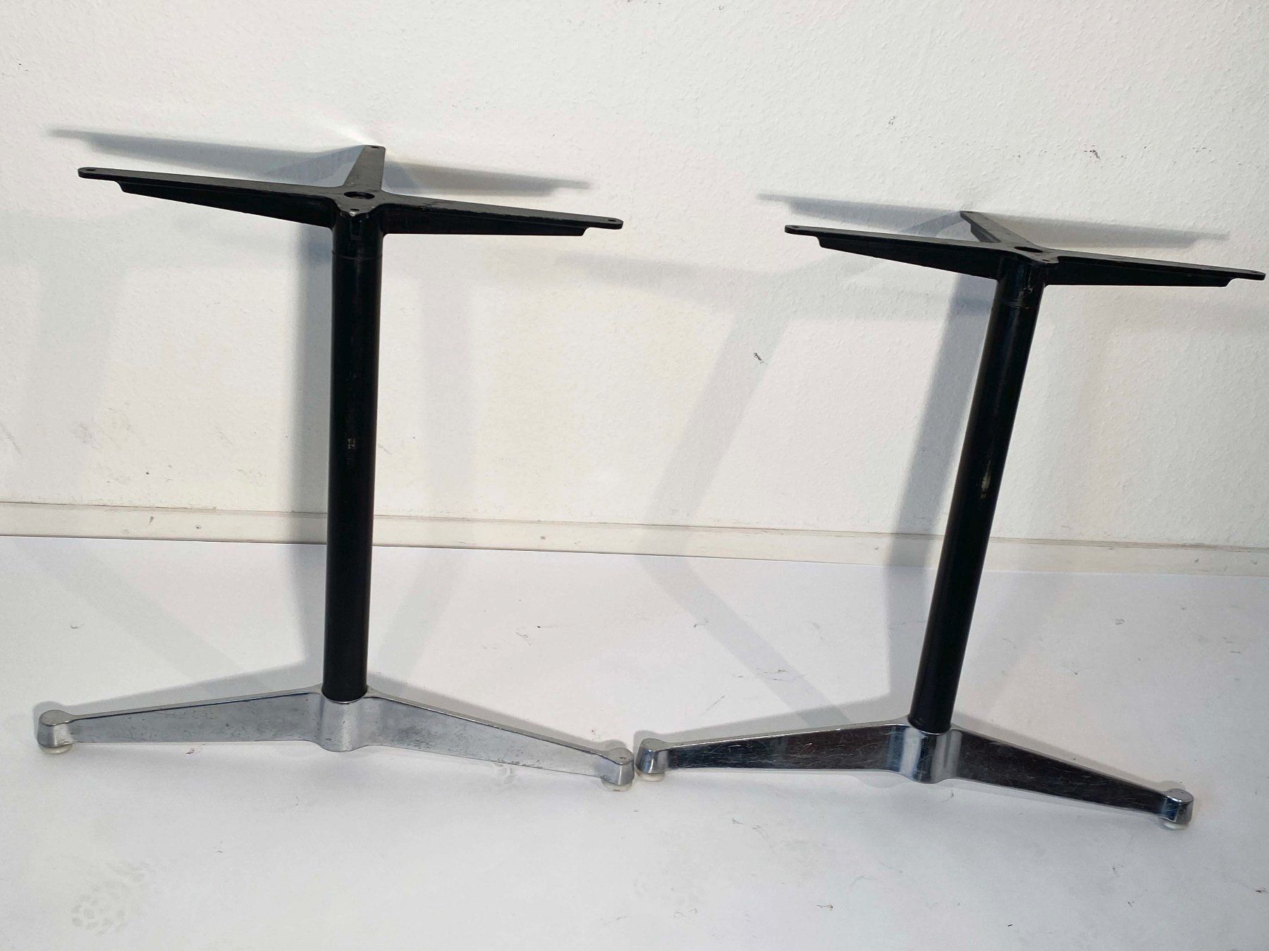 Eames Tables: Paar Design Vitra Eames Tischbeine – D'occasion à Beringen par Kultgut 1