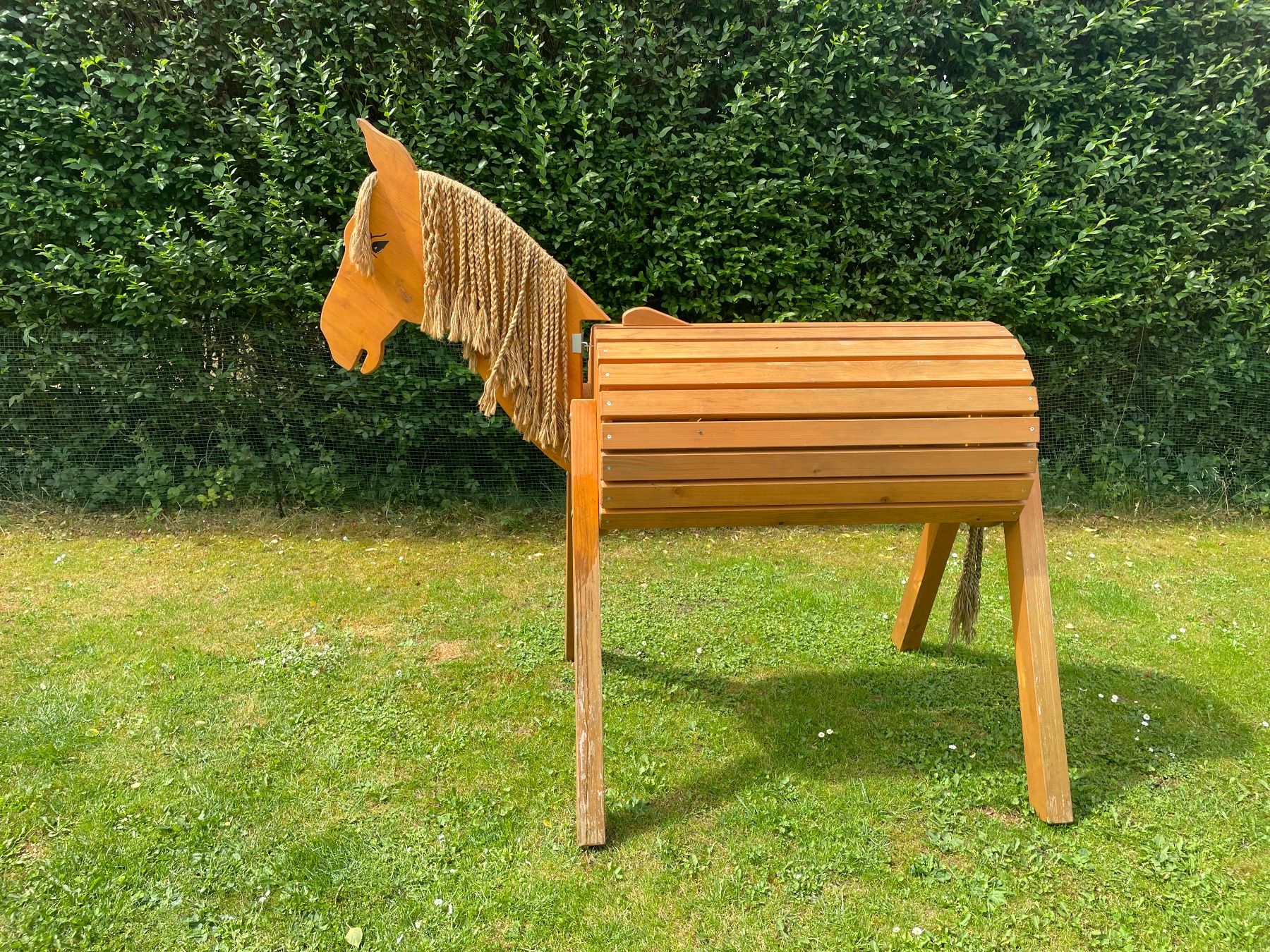 Spielzeuge: Holzpferd/Gartenpferd – Gebraucht aus Waltenschwil von hansnine 1