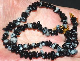 Halskette L-9526 – Schneeflocken Obsidian Chips ca. 3x6mm 41